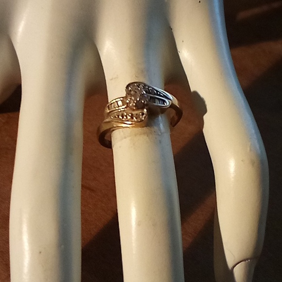 10k solid gold ring with small center diamond and diamond chips size 5 - Picture 2 of 10